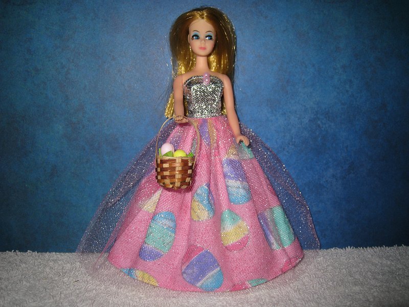 Sparkle Egg gown with basket