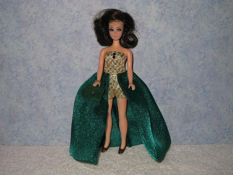 Euro in GREEN & GOLD gown with purse
